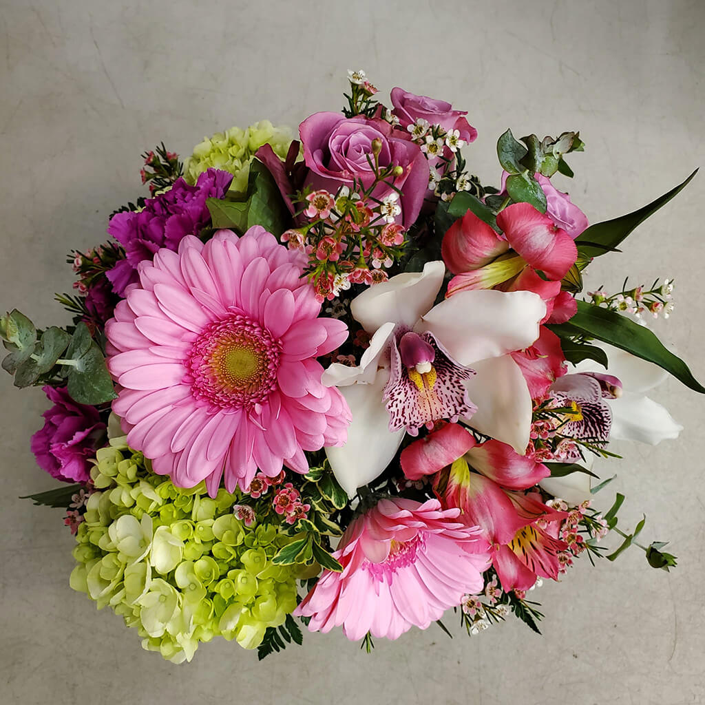 Arrangement de jolies fleurs